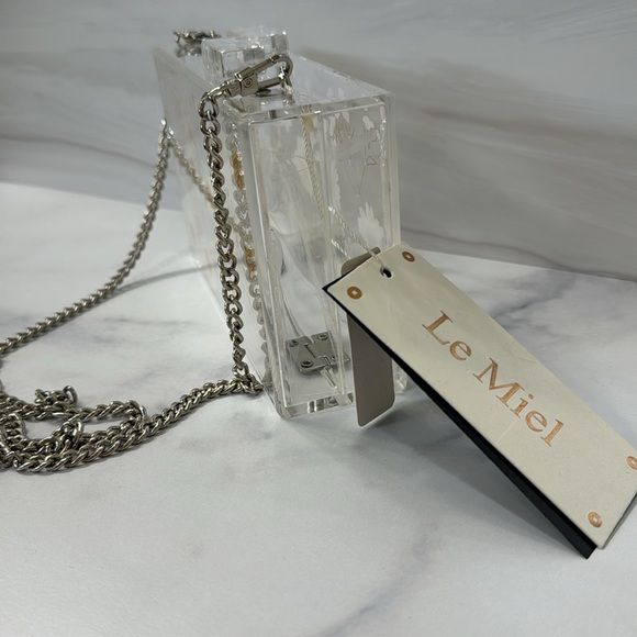 Daisies acrylic transparent lucite box clutch with silver chain strap🌼 - Picture 4 of 15